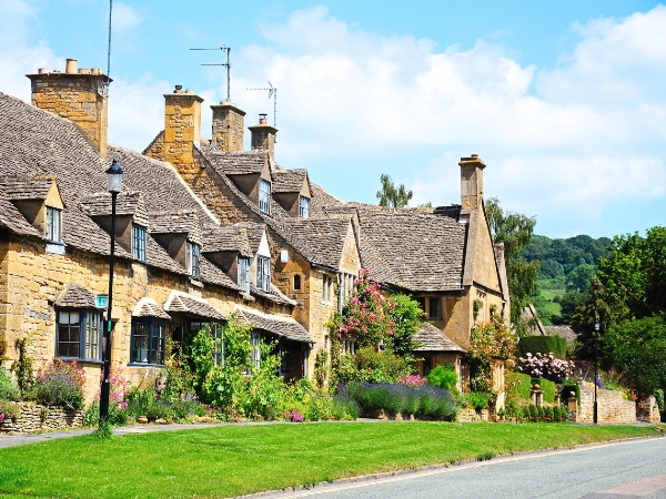 A Drive through the Picturesque Cotswolds Villages